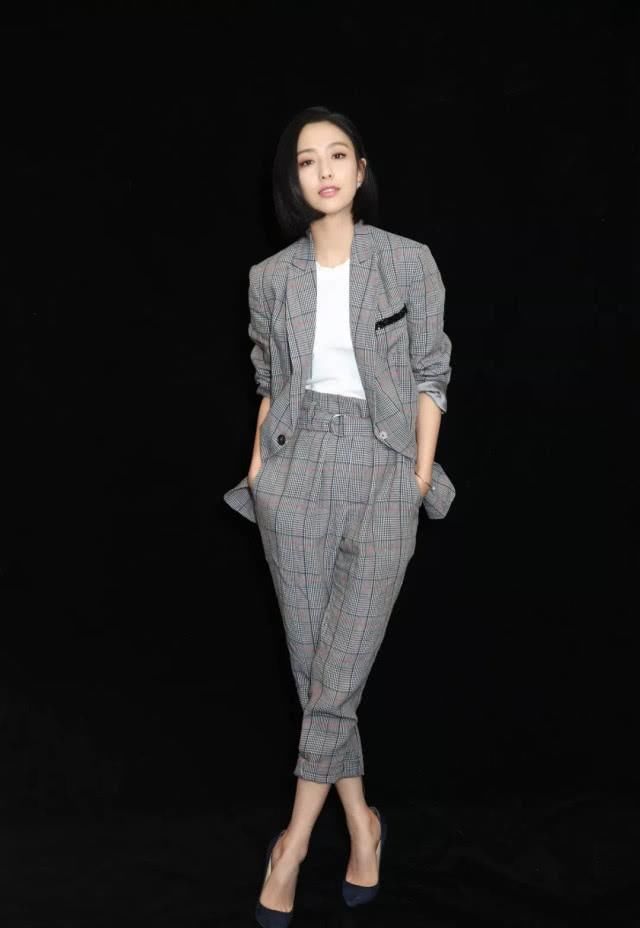  「让整体看起」格纹西服火了，四月你绝不能错过的时髦单品！