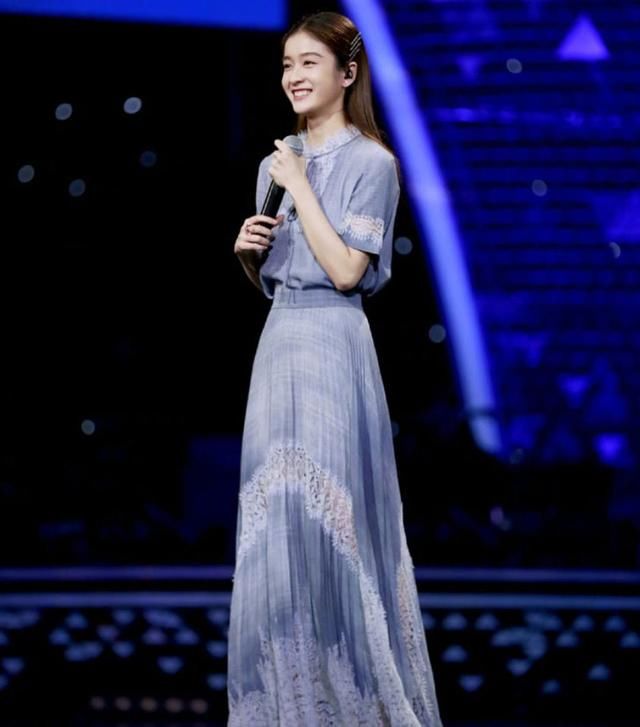 张雪迎穿长裙上节目，因太瘦撑不起来，还觉得她美过关晓彤吗？