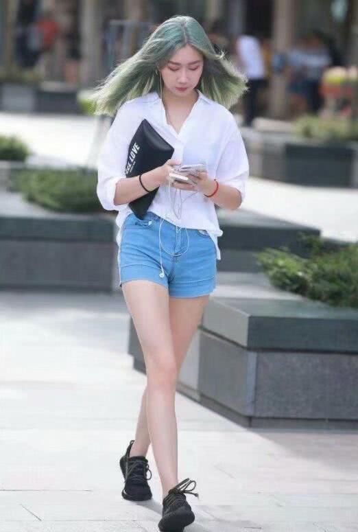 街拍:图2小姐姐超短裤只有巴掌大,为了露出大长腿也是拼了!