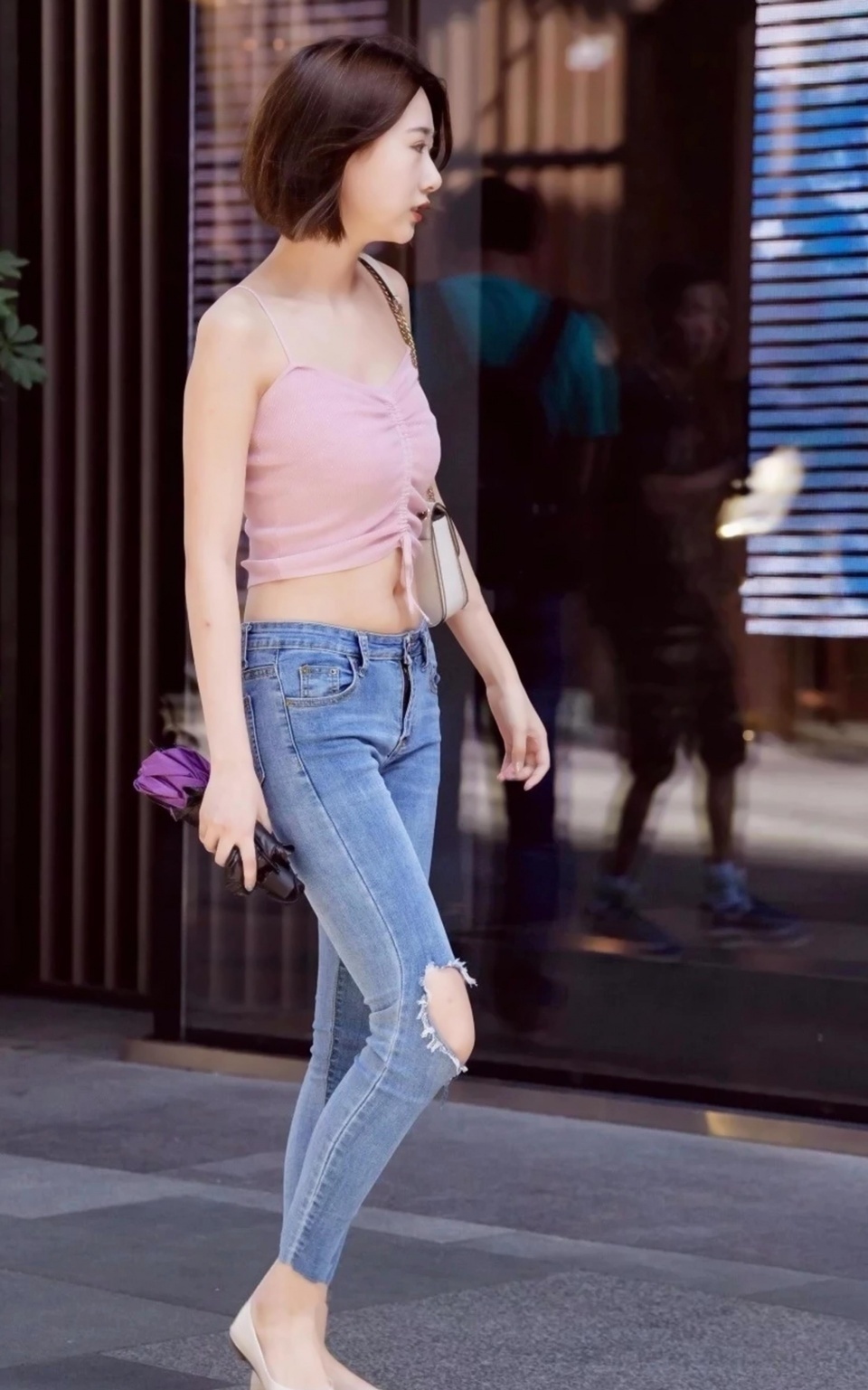 气质小姐姐蓝色紧身牛仔裤搭配粉色吊带装,看似简单背影其实并不