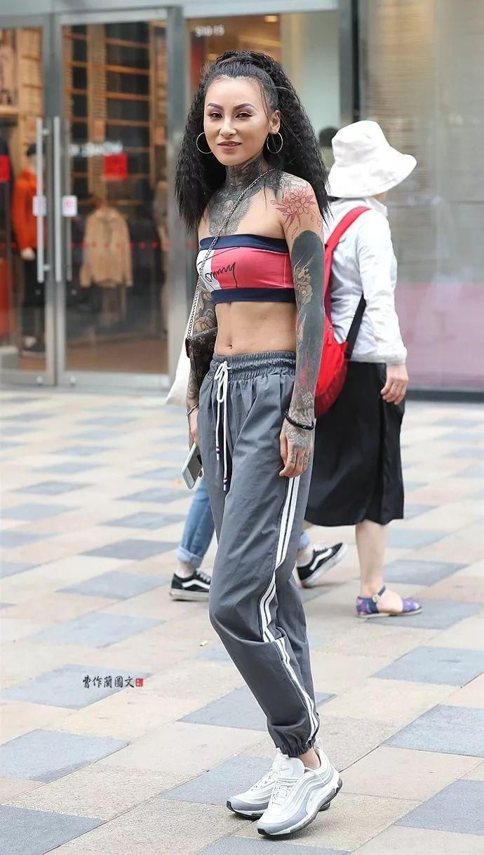 街拍:细腰美女的魅力,不止在腰间