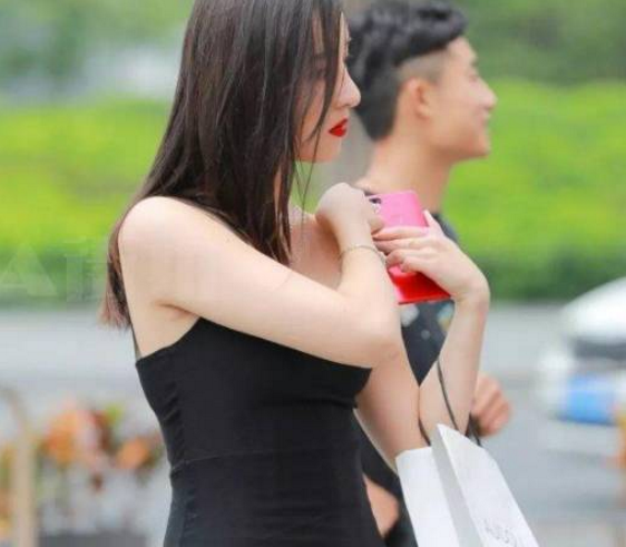 街拍: 黑色包臀连衣裙美女, 前凸后翘,白皙美腿诱人十足！