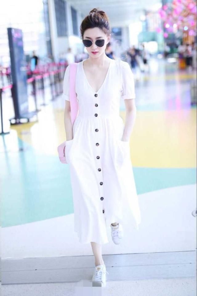 江疏影穿长裙现身，身材穿出五五分的感觉，网友：这次打扮没走心