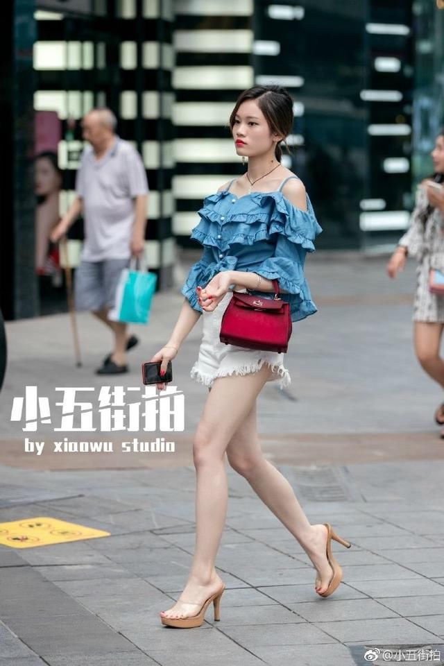 路人街拍:穿红色连衣短裙的小姐姐，腿型十分漂亮性感可爱