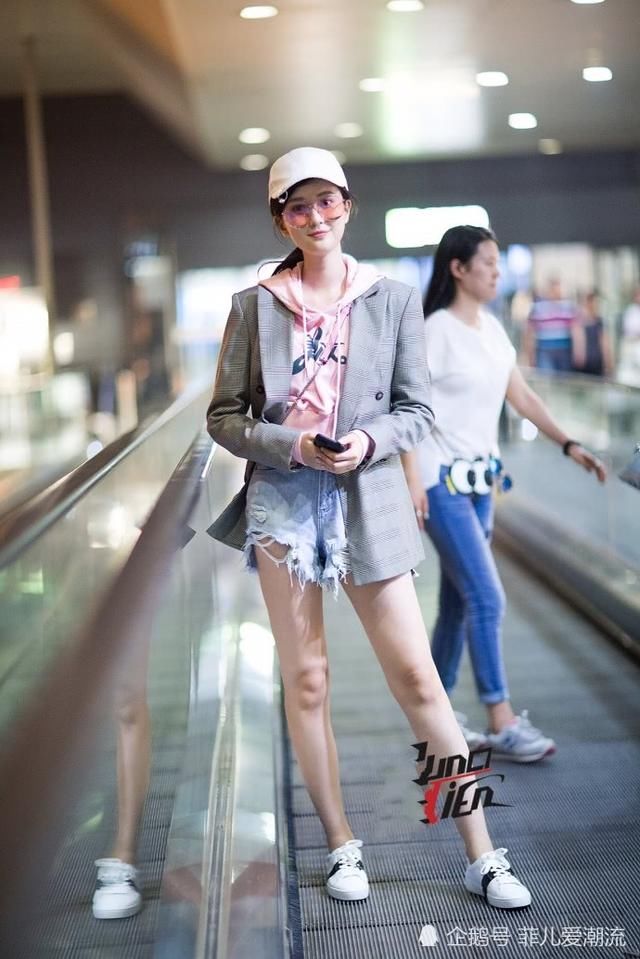 厉害了乔欣!嫌裙子不够性感，故意解开三颗纽扣露到大腿根!