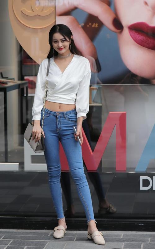 街拍：美脐牛仔裤姑娘青春靓丽时尚有型，街头自信展示姣好身材