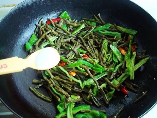  春天@春天最该吃的1道菜，炒一炒就熟，好吃营养高，又鲜又解馋！