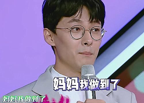  [宝宝]快本：张雨剑猜礼物，谁注意旁边千玺的表情，是个好奇宝宝