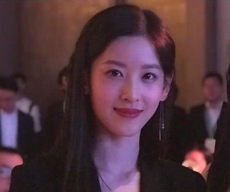 章泽天受刺激了?浓妆艳抹清纯不在，刘总有何感想?