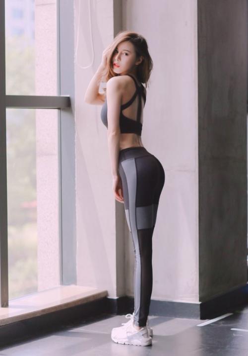 紧身打底裤：天生丽质的美女，展现曼妙姿态，穿出优雅女人味！