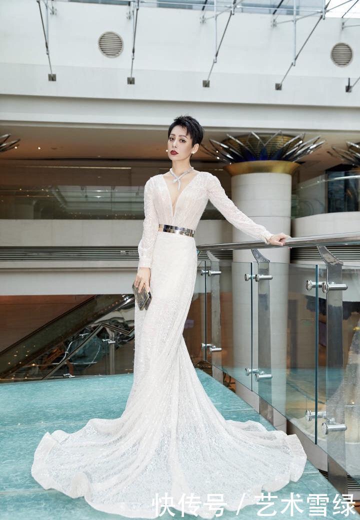 45岁的宁静真敢穿，大露丰腴的上围，网友：刘嘉玲都没你敢穿