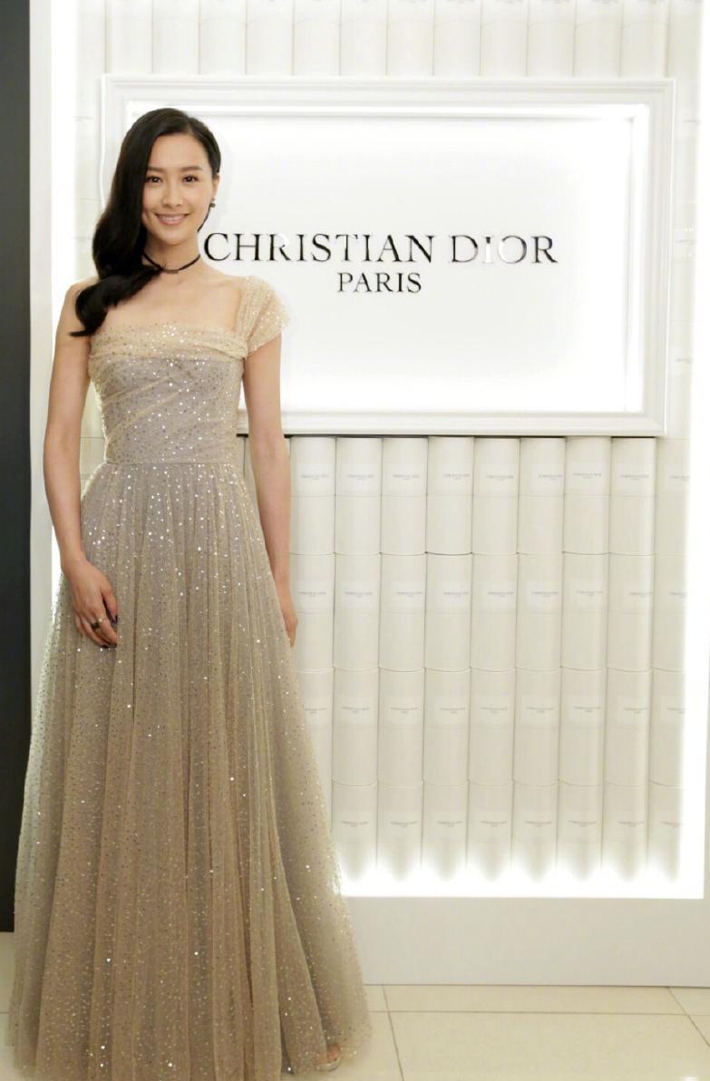 36岁陈法拉身穿红色吊带连衣裙出席活动，性感优雅，网友：真会穿