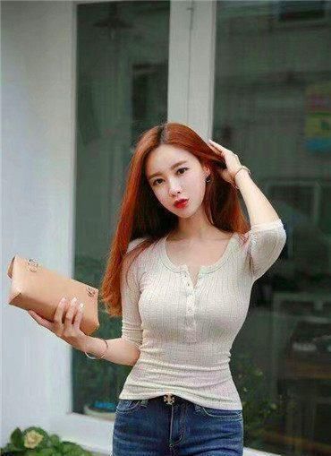 紧身牛仔裤，能衬托出美女身材，显现女性的气质