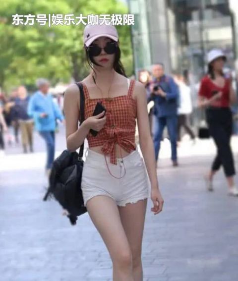  【美女】街拍：皮肤白皙的美女，一件红色针织上衣配黑色休闲裤，青春靓丽
