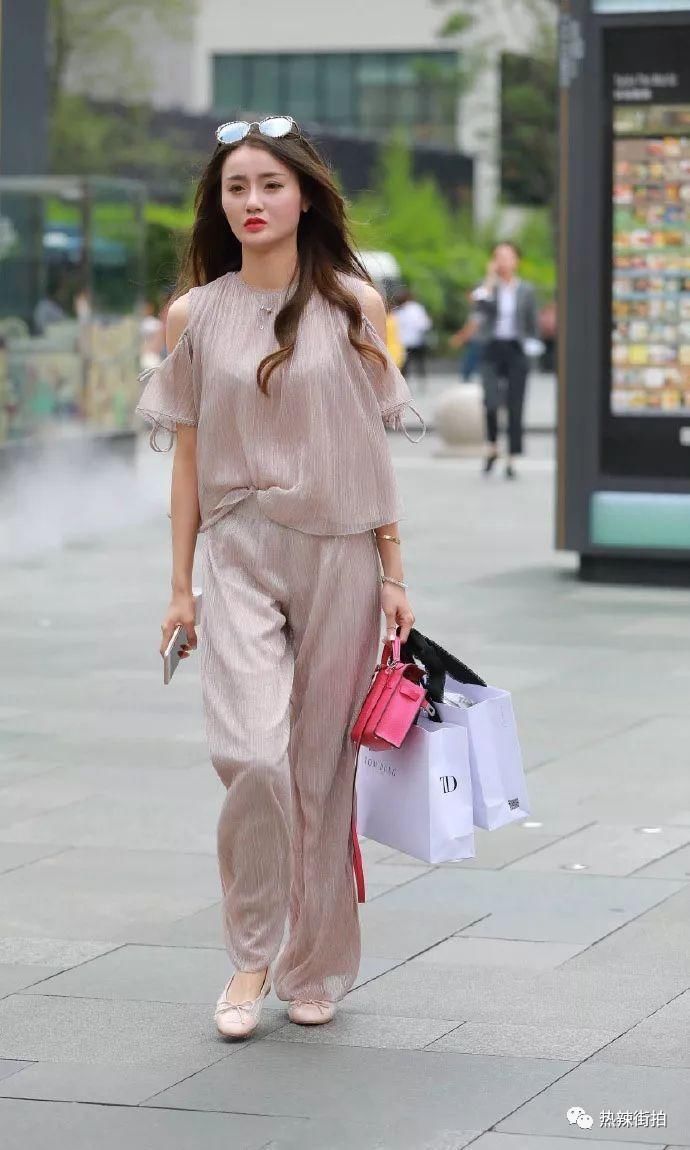 街拍:长相气质俱佳的魅力美女，背影更加迷人