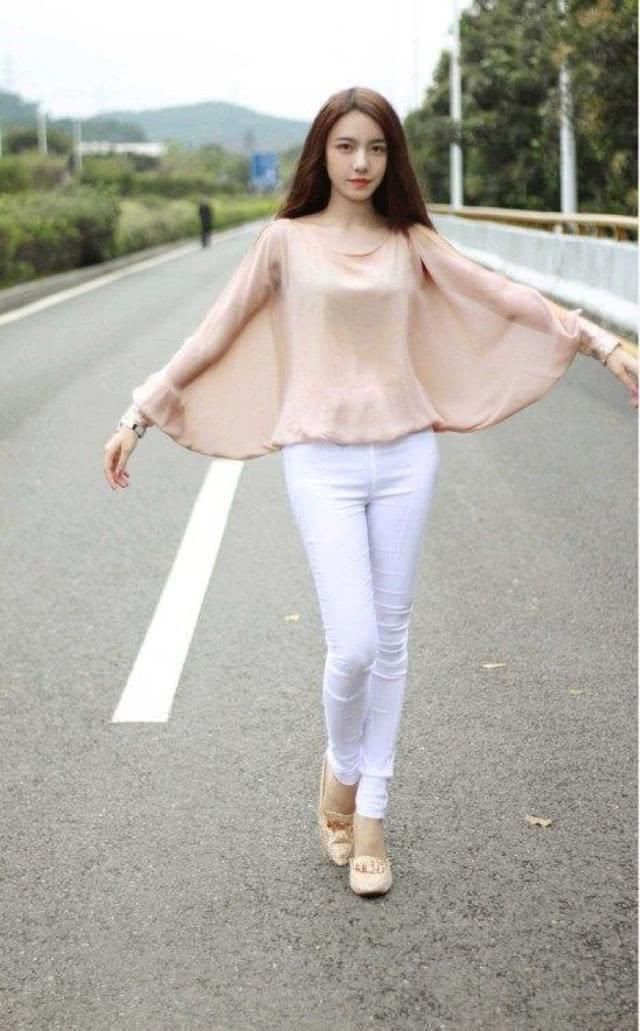 普通身高和大长腿女人，穿白色修身裤之后的效果差别大不大？