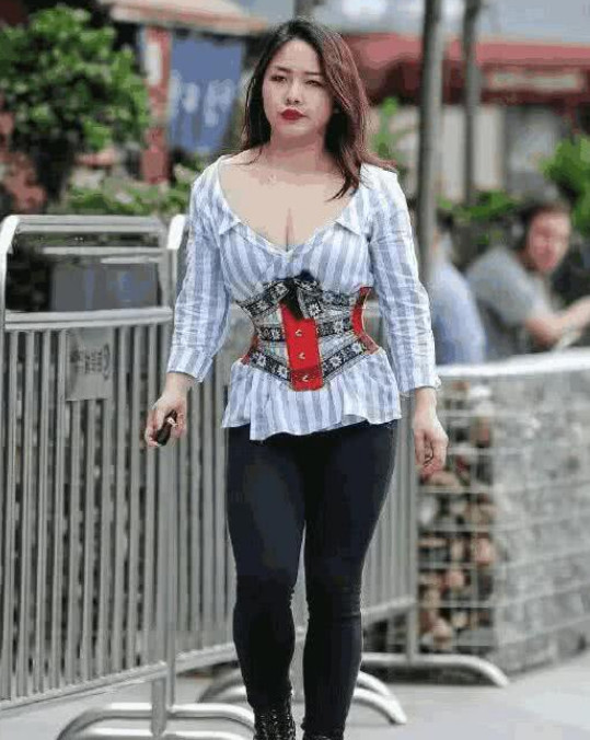 美女的身材太好了，被人称为极品，下一秒你就知道微胖是什么了