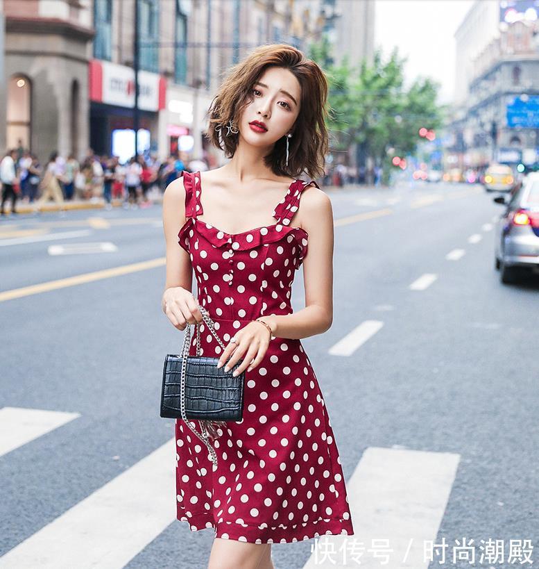 夏季到了，有到了美眉展现大长腿的时候，连衣裙穿出大长腿不在话