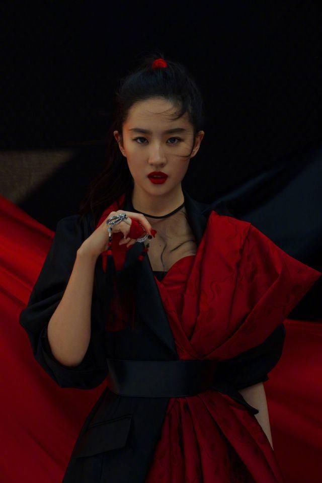 「 看起来就」满满的中国风元素，一身红衣太过迷人，刘亦菲最新杂志造型