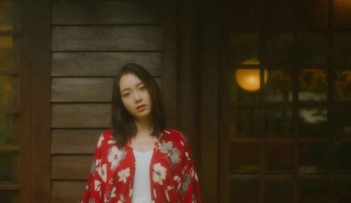 丰满大胸美女忧郁性感撩人写真图片