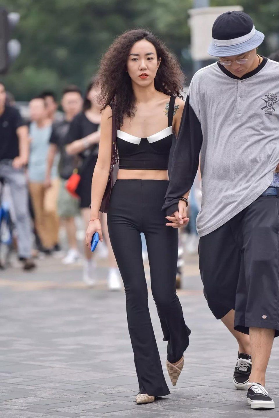 街拍:身姿婀娜动人,穿黑色长裤美臀性感的风韵美女和男友逛街!