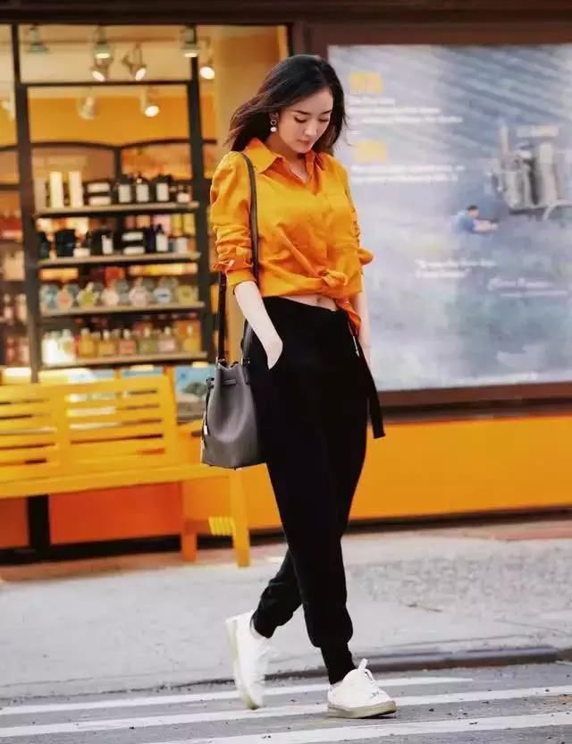 杨幂这高腰短裤太紧吧，满屏都是大长腿，网友：红色高跟鞋才是亮