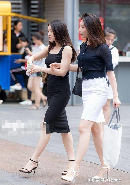 街拍：图五闺蜜紧身包裙上阵，“养眼”的身材，百分百的回头率