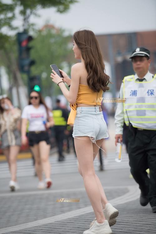 路人街拍，好身材加热裤，小姐姐的回头率肯定爆表