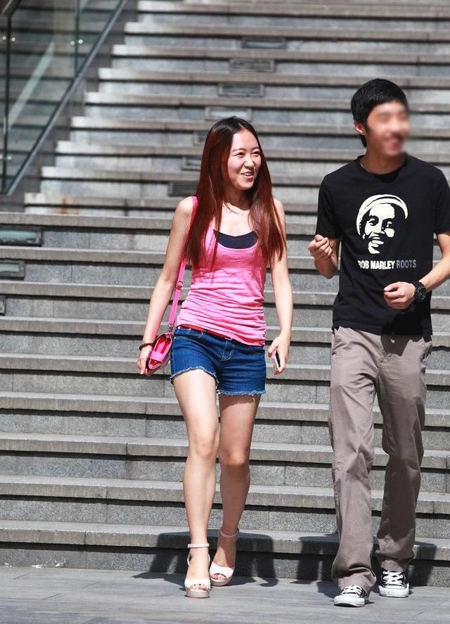 街拍：牛仔短裤美女，身材消瘦美腿迷人！