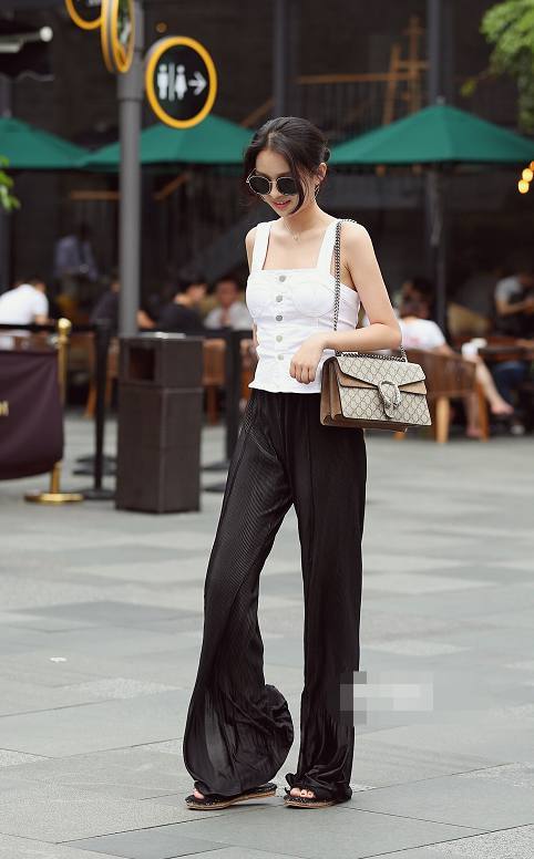 穿“个性”长裤出镜的美女们，绝对是人群中的亮点