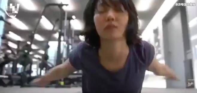 白百何着紧身背心做运动，身材臃肿显邋遢，素颜的她如邻家大妈