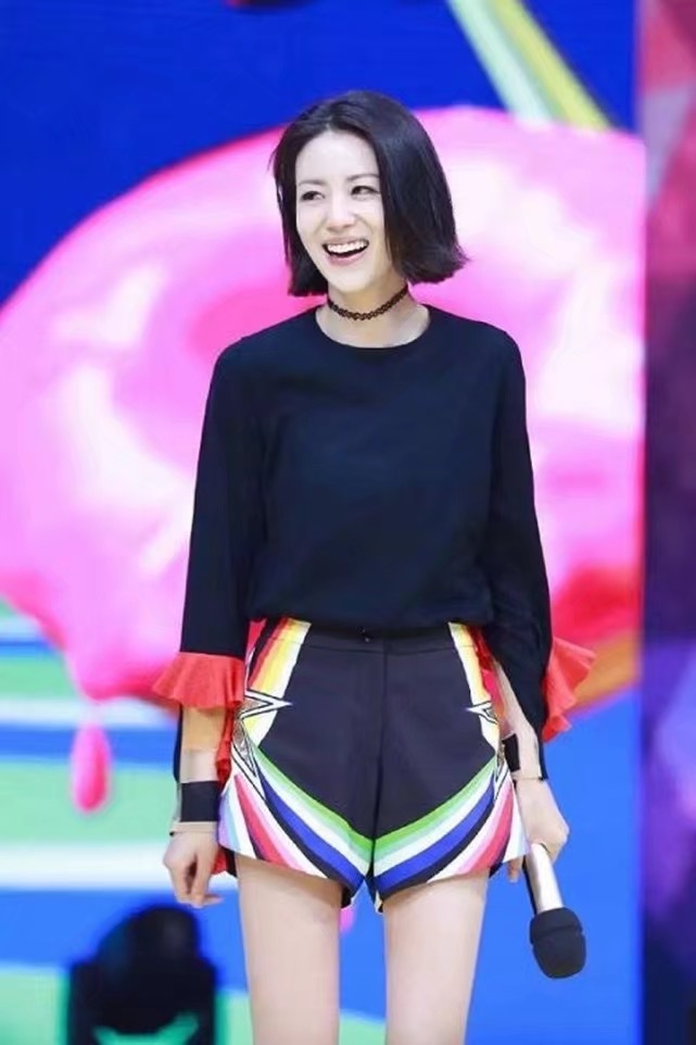 她出道仅6年，被评为网剧最具潜力新人，衣品不输杨幂迪丽热巴！