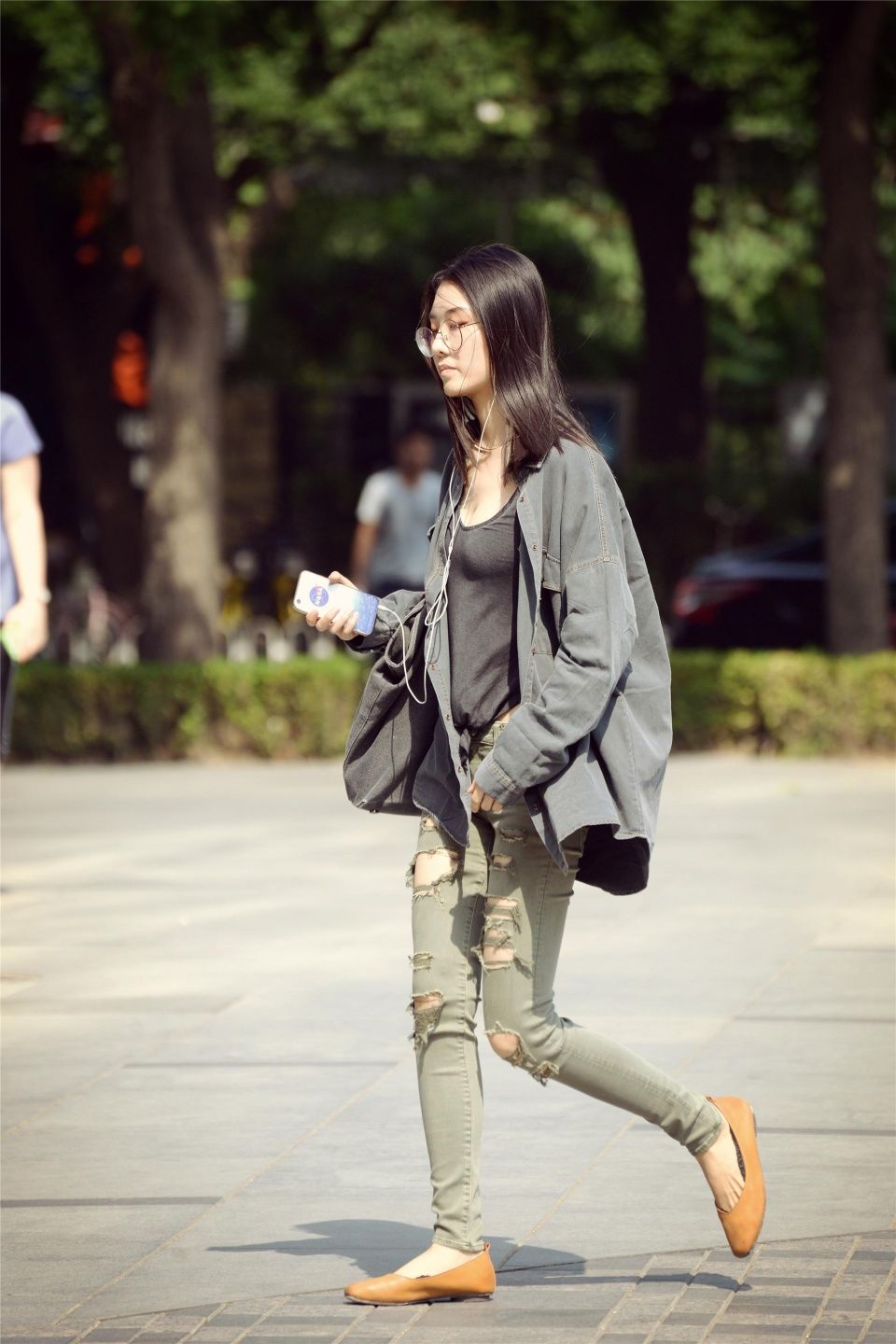 街拍，这位美女在大夏天却穿着长衣长裤，是怕晒还是怕冷呢?