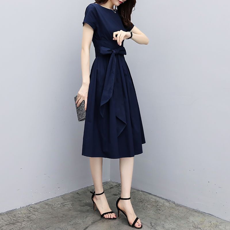 终于买到了~这件素色“欧货裙”，显瘦显嫩性感十足，大妈变女神