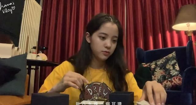 粉丝@欧阳娜娜“新首饰”开箱，讲出真实价格后，粉丝直接懵了！