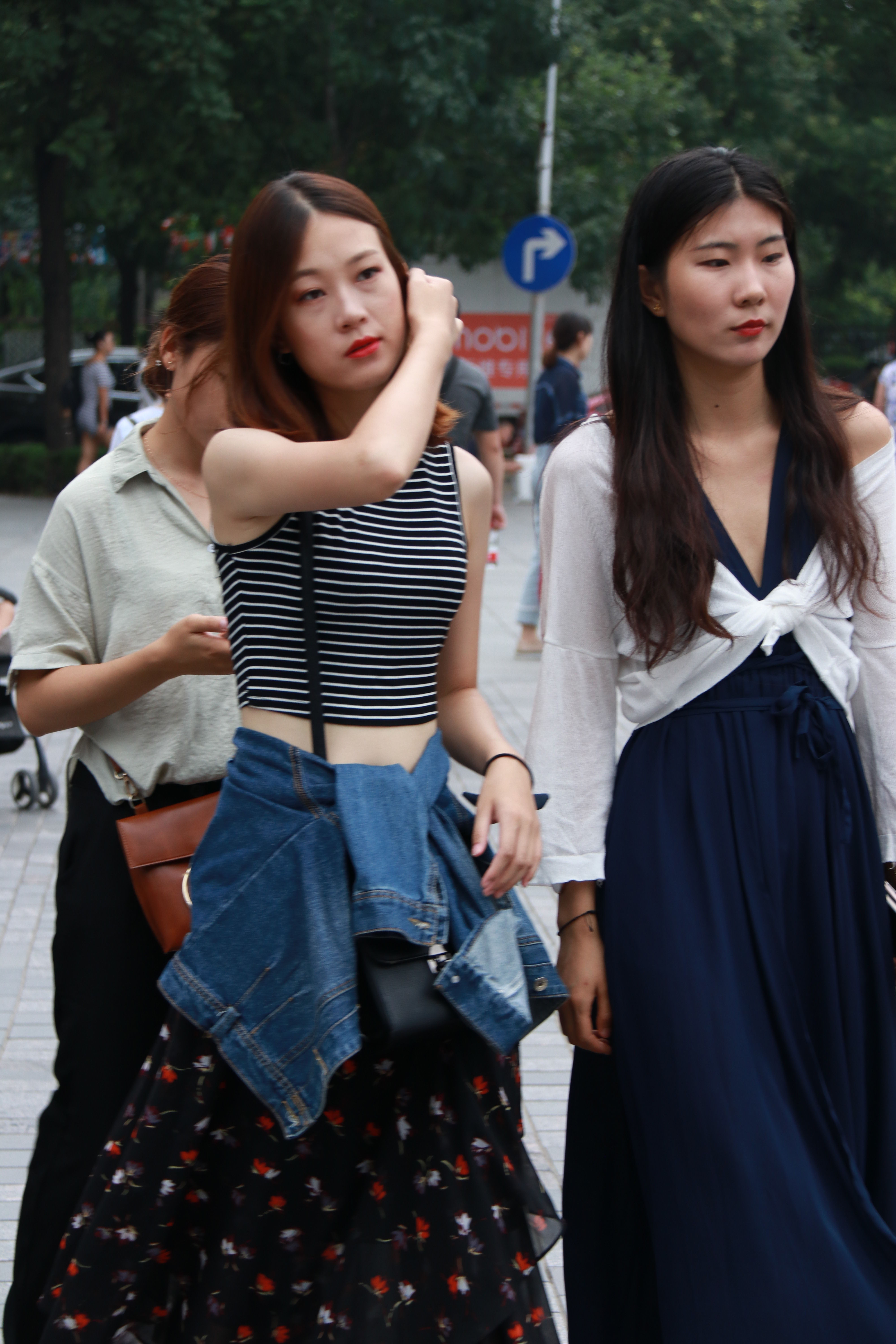 街拍北京，街头好看的美女穿搭风格多种多样，你最喜欢哪一种?