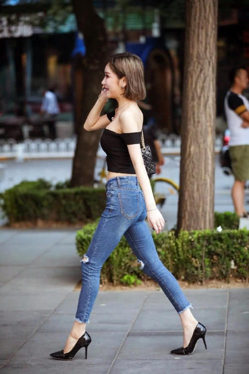  小姐姐■街拍腿长的人穿紧身牛仔裤，怎么穿怎么好看，这小姐姐简直美腻