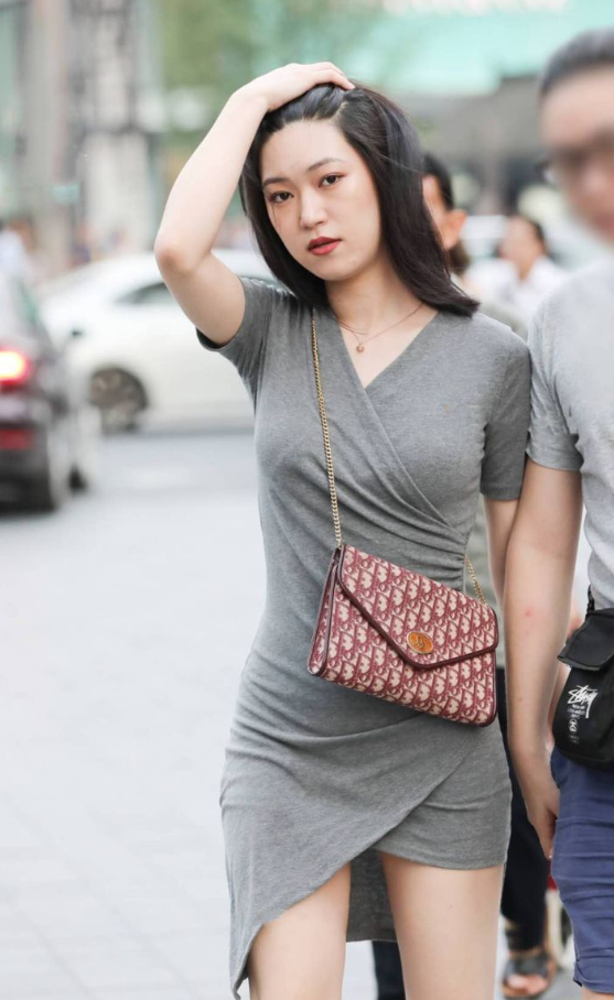 花枝招展的紧身包臀裙美女，曼妙的身姿，纤细出优美的腿部线条！