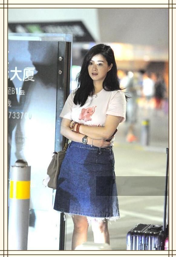 当92斤吴昕和110斤蒋欣同穿T恤衫，网友：凭胸而论微胖真挺好！