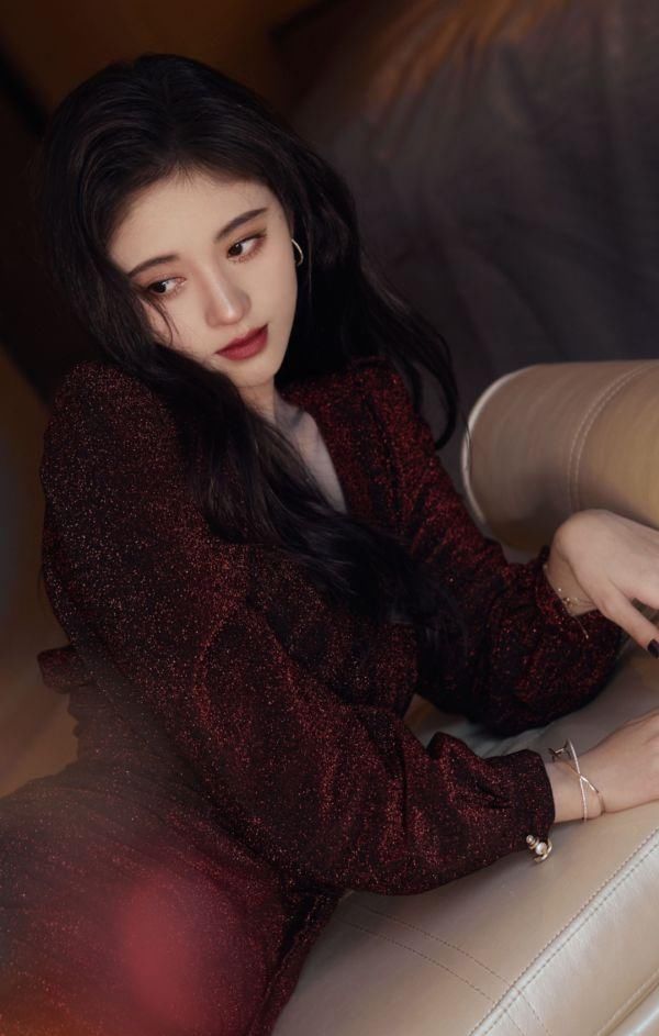 看起来@上帝对鞠婧祎有多偏心？不仅亲吻了她的脸，还不放过腿