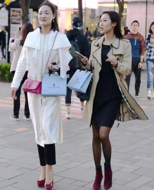  牛仔裤■街拍：身材苗条的小姐姐，一件白色短袖配牛仔裤，时尚好身材