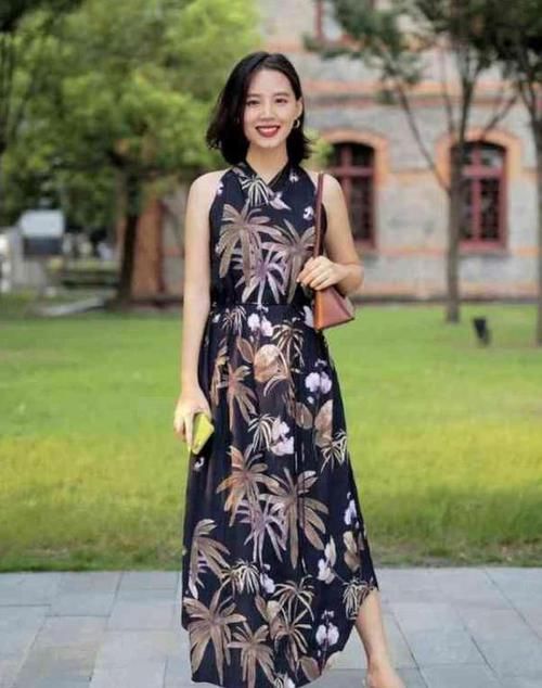  [碎花]街拍：面带微笑的美女，一条黑色碎花连衣裙，时尚达人气质