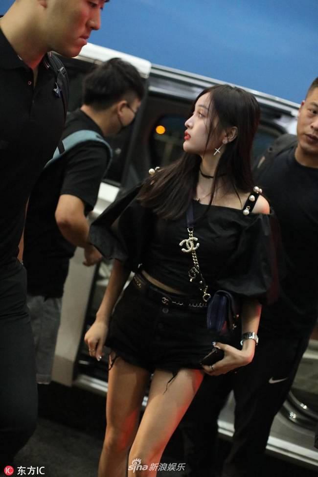 吴宣仪回归火箭少女后亮相 香肩红唇直发妆容精致