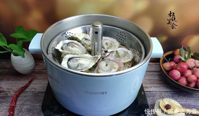 万能@蒸着吃的火锅，没听说过吧，还别不信，更有万能清汤锅底调配！