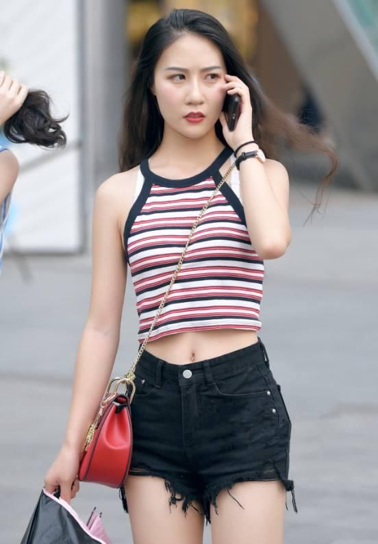 人像摄影：图3四位穿短裙的小姐姐不仅漂亮，身材也好！