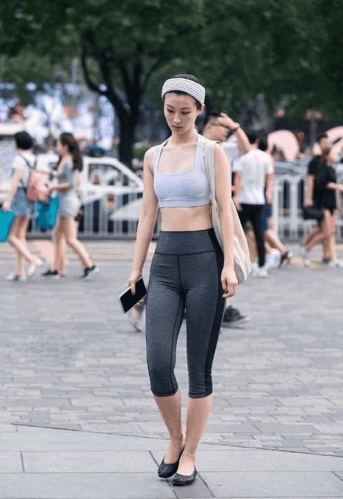  【舒适】春季那么多的裤子穿搭，都不如今年流行的瑜伽裤，穿得舒适又时髦