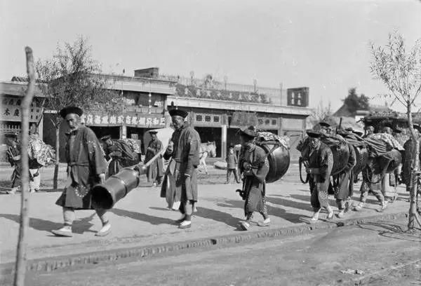 美国人在鞋盒里发现了6000张中国老照片，轰动全世界