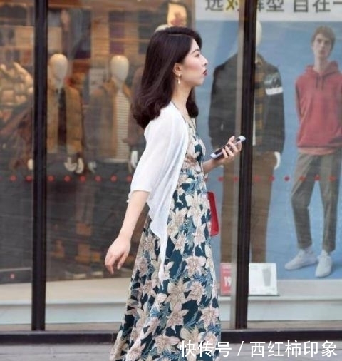  「休闲裤」街拍：亭亭玉立的小姐姐，一件米色上衣配白色休闲裤，女人味十足