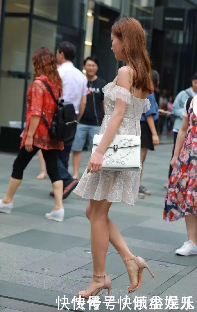  『美女』街拍美女连衣裙搭配一双银白色的高跟鞋，让你的气质更上一层楼