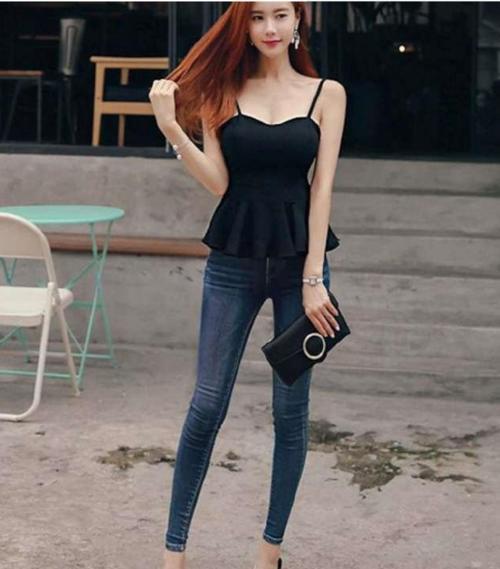 精致甜美的紧身牛仔裤打扮，小姐姐穿出时尚女神范儿！